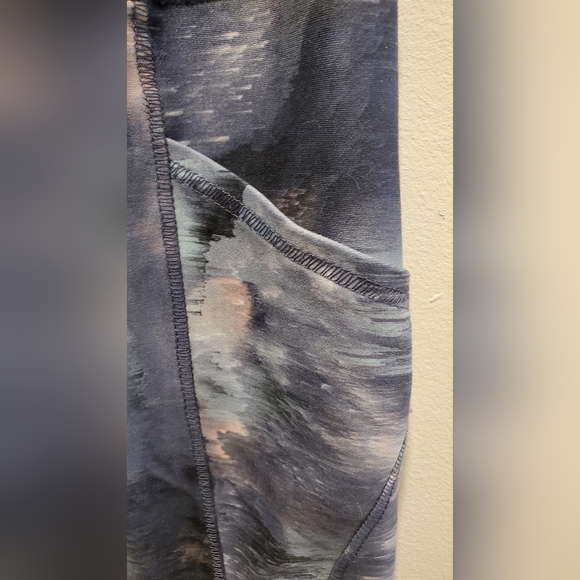 ☆3\35$ | MARIKA | Abstract Pastel Active Leggings with pockets in Size M - Picture 5 of 7